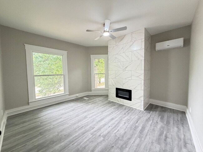 Building Photo - Huge 4 Bed and 2.5 Bath Home!