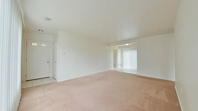 Building Photo - 1st Floor Condo w/ Large Living Room and E...