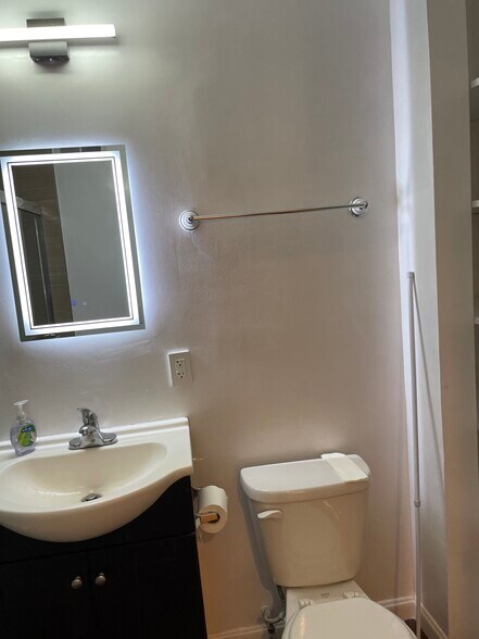 Building Photo - 144 Locksley Ave