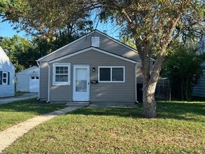 Building Photo - 3 Bedroom, 1 bath home with detached 1 car...