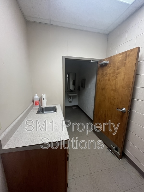 Building Photo - 2312 S Main St