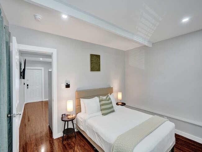 Building Photo - 906 N Riverside Dr