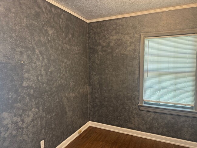 Building Photo - Large Cloverdale Apartment