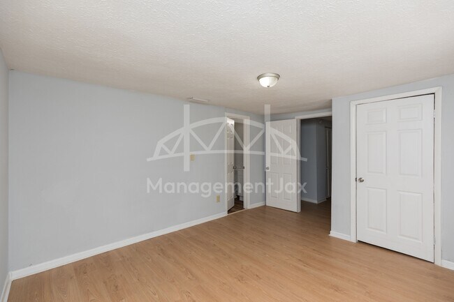 Building Photo - 622 E 63rd St