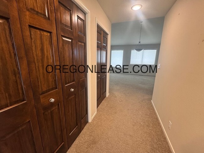 Building Photo - Spacious Home in Prime Ferry Street Bridge...