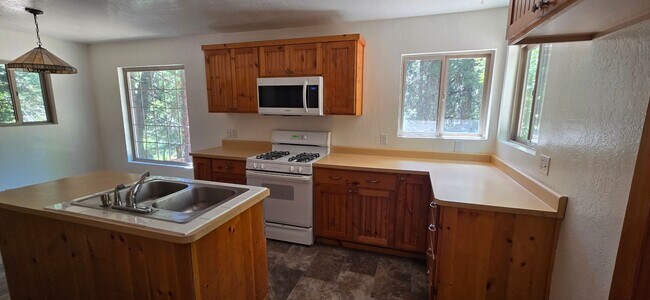 Building Photo - 3 bed 2 bath home surrounded by nature