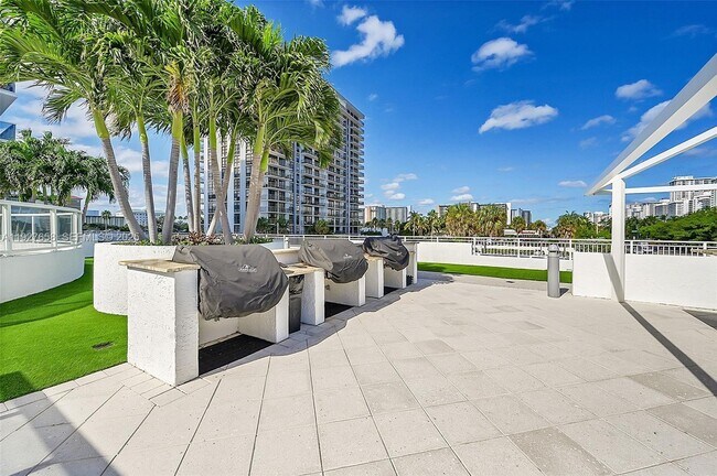 Building Photo - 3015 N Ocean Blvd