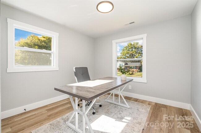 Building Photo - 3208 Clearview Dr