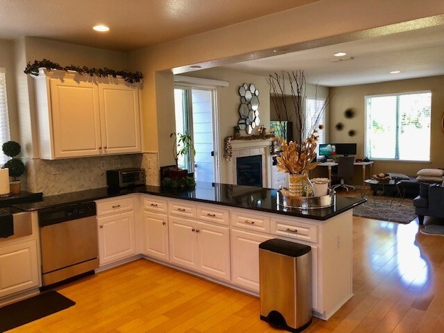 Building Photo - Beautifully updated, tri- level 4 Bd/2.5 B...