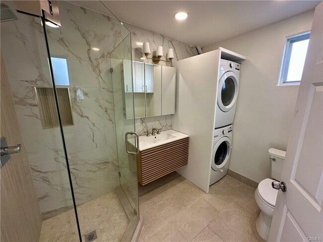 Building Photo - 934 Manhattan Ave