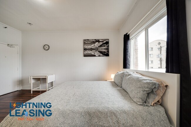 Building Photo - 1422 Flower St