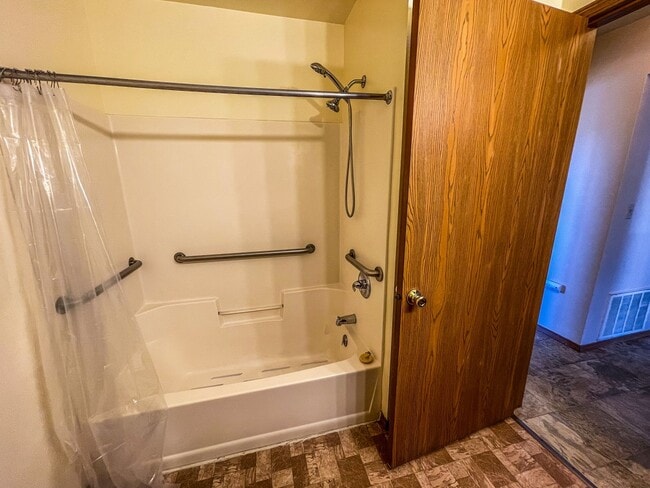 Building Photo - 2 Bed Apartment at the Driftless Apartment...