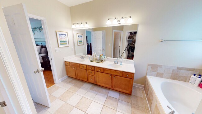 Building Photo - 5 Bedrooms with Golf Course Views in Carol...