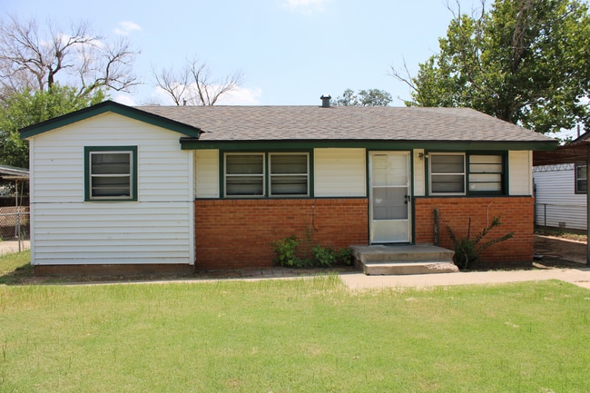 Building Photo - cute 3/1 with Large Backyard