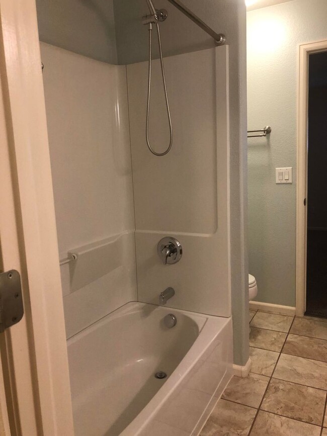 Building Photo - Well Maintained 2 Bed 3 Bath 2 Car Two-sto...