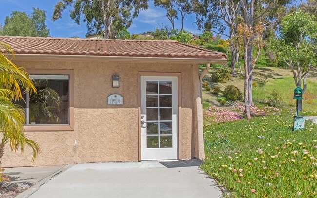 Building Photo - Downstairs End Unit 2 Bedroom Condo in Oceanside!