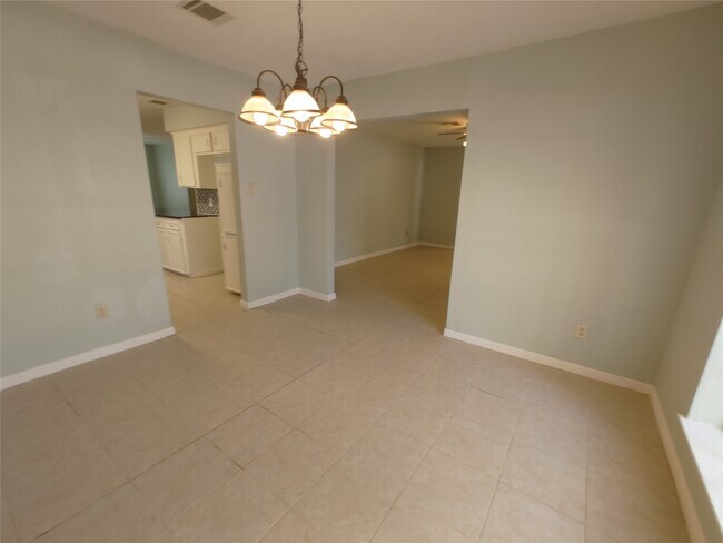 Building Photo - 633 Mosswood Dr