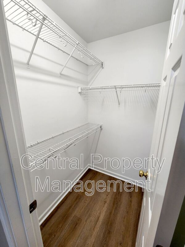Building Photo - 303 Rexford Dr