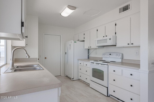 Building Photo - 10507 W Brookside Dr