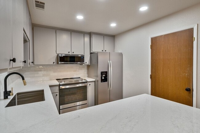 Building Photo - Updated 2 Bed, 2 Bath Duplex with Private Fenced Yard in Rescue!