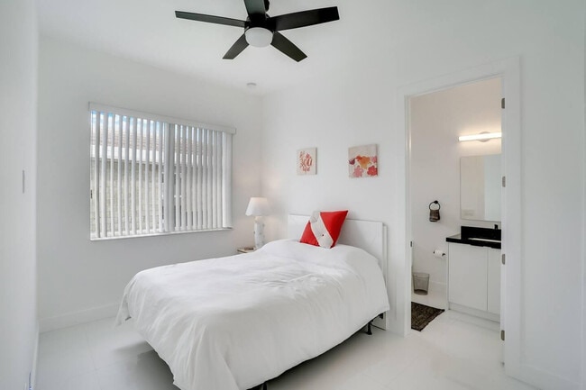 Building Photo - 2962 NW 10th Ct