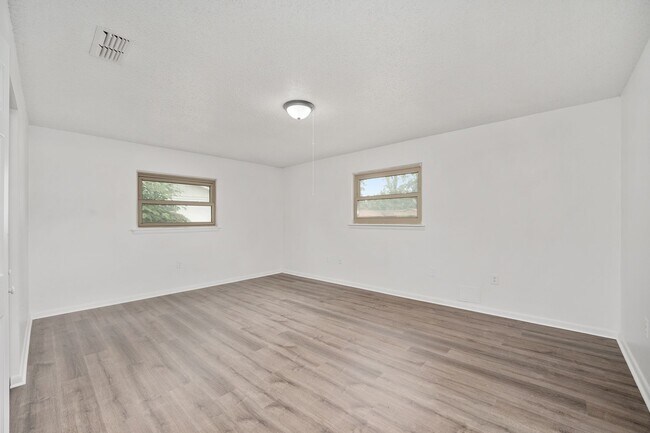 Building Photo - Spacious 3-Bedroom Home with Fireplace, Split Floor Plan & Screened Lanai in Southeast Ocala!