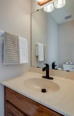 Building Photo - 176 London Ln