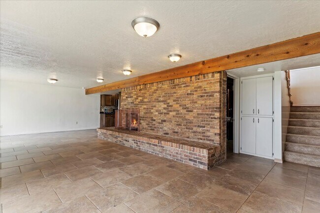 Building Photo - Perfect Family Home! 5 Beds, 3 Baths in Pl...