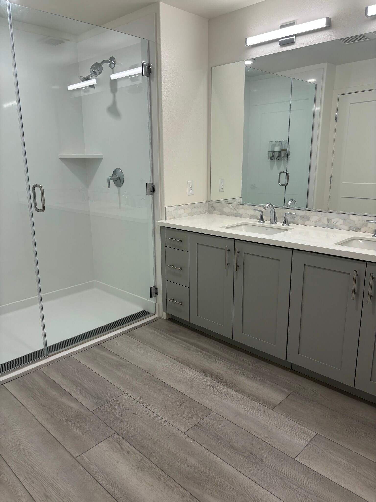 MasterBath - 3578 Rambla Plz