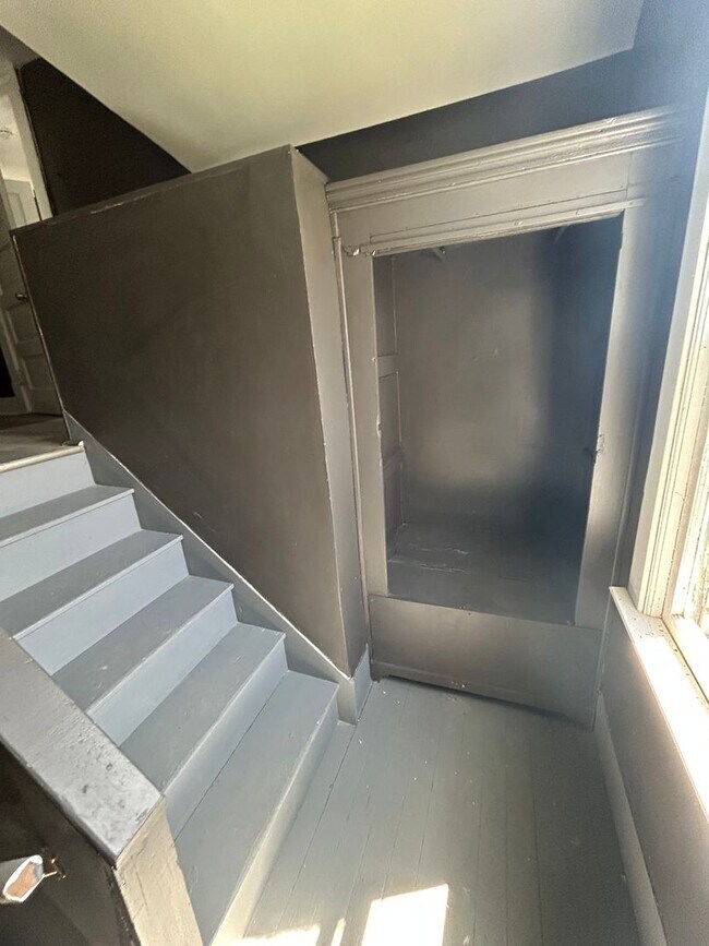 Building Photo - SECTION 8 and EDEN Accepted! Spacious with 6 Br!