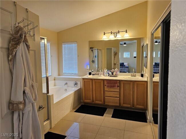 Building Photo - 3732 Shimmering Creek Ave