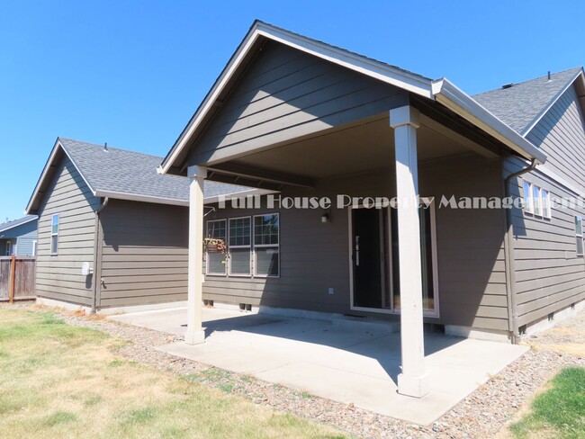 Building Photo - Custom 3 Bed, 2 Bath Home in Junction City...