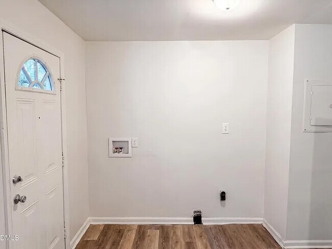 Building Photo - 416 Robin Hood Dr