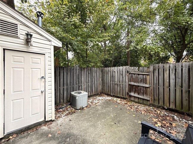 Building Photo - 1207 Green Oaks Ln