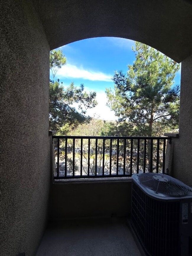 Building Photo - Bright Corner Unit Near Trails with Pool & 2-Car Garage