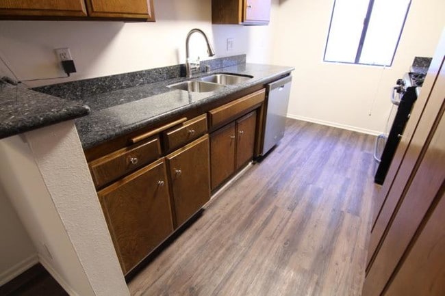 Building Photo - 2 bedroom in Studio City CA 91604