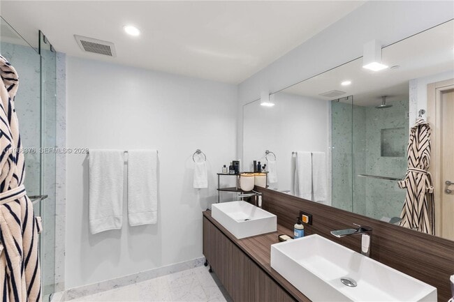 Building Photo - 1000 Brickell Plaza