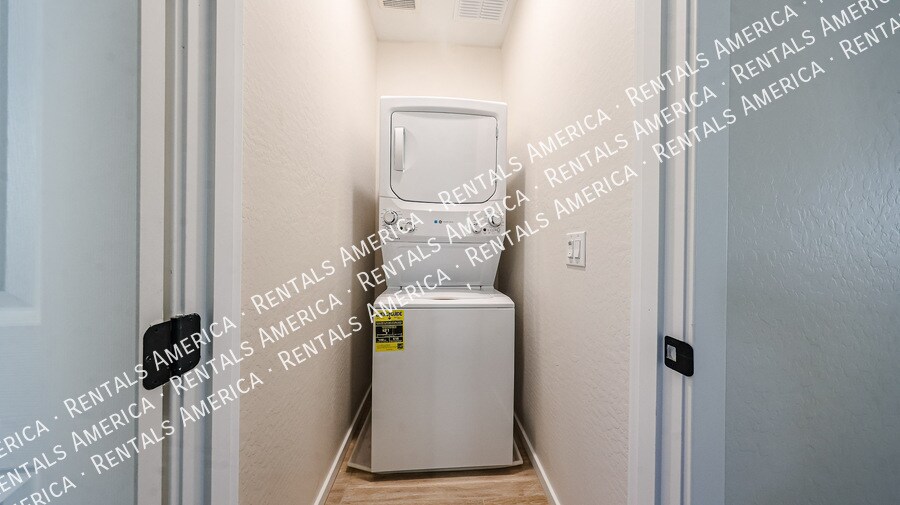 Building Photo - 2858 N Evergreen St