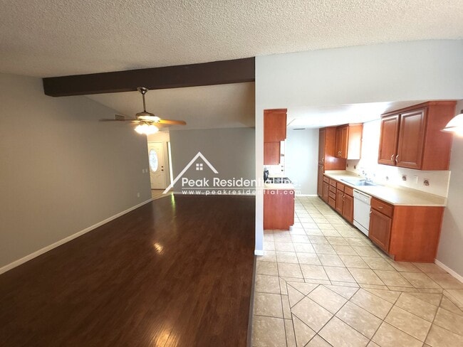 Building Photo - Cute Florin Area 3bd/2ba House with 2 Car ...