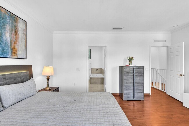 Building Photo - Fully Furnished Townhome in East Hollywood!