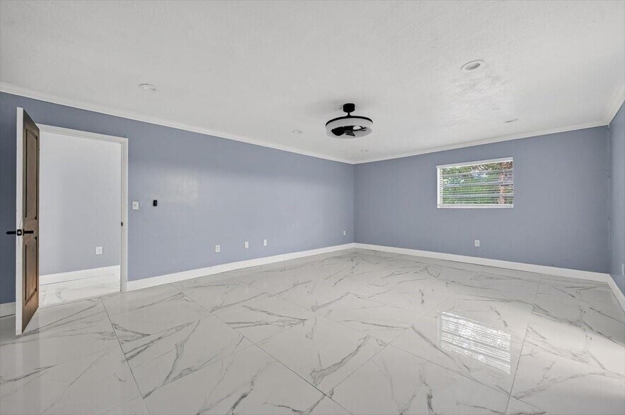 Building Photo - 15775 N Miami Ave