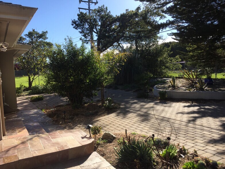 Building Photo - 1485 Lakeview Dr