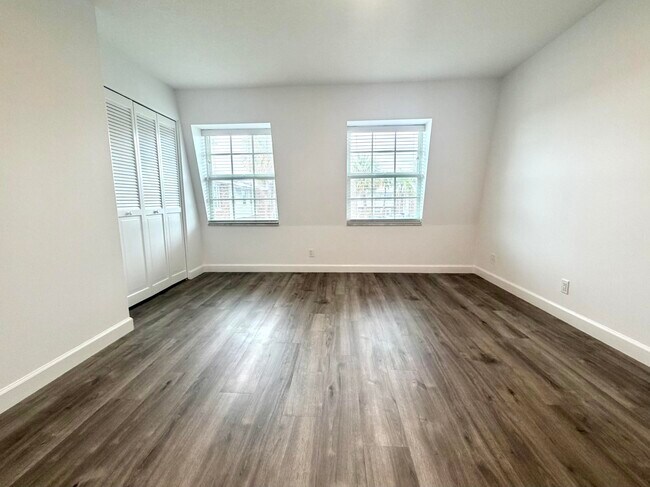Building Photo - 413 N Cypress Dr