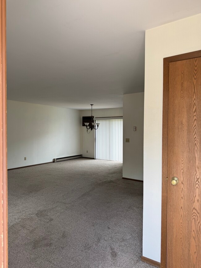 Entrance view of living room dining area - 836 Bridgewater Ave