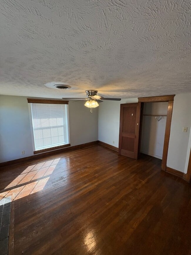 Building Photo - 420 W Old Andrew Johnson Hwy