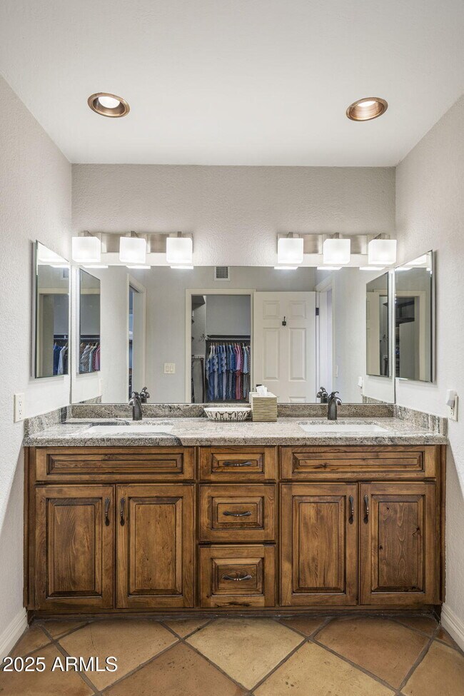 Building Photo - 7620 E Vía Del Placito