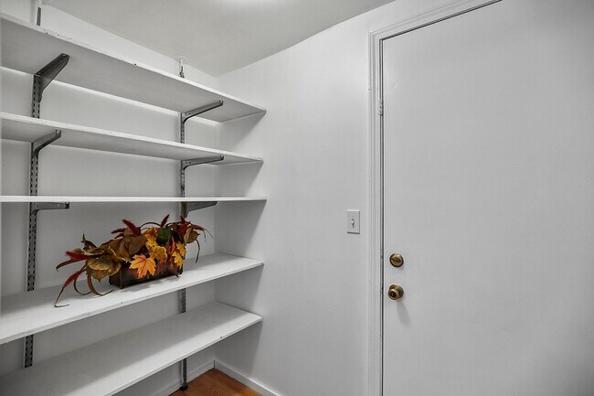Building Photo - 6609 Elliott Way