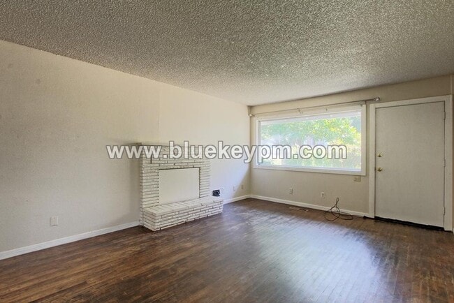 Building Photo - One Month Free Rent with 12 Month Lease:  ...