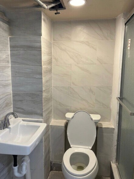 Building Photo - 448 E 94th St