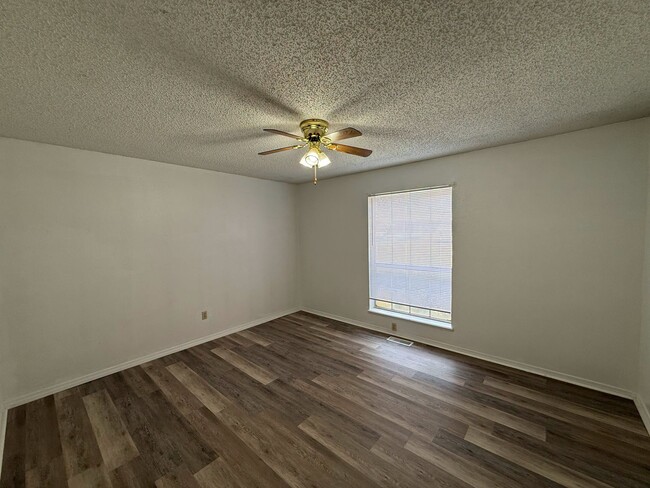 Building Photo - 2200 Hickory Dr SW